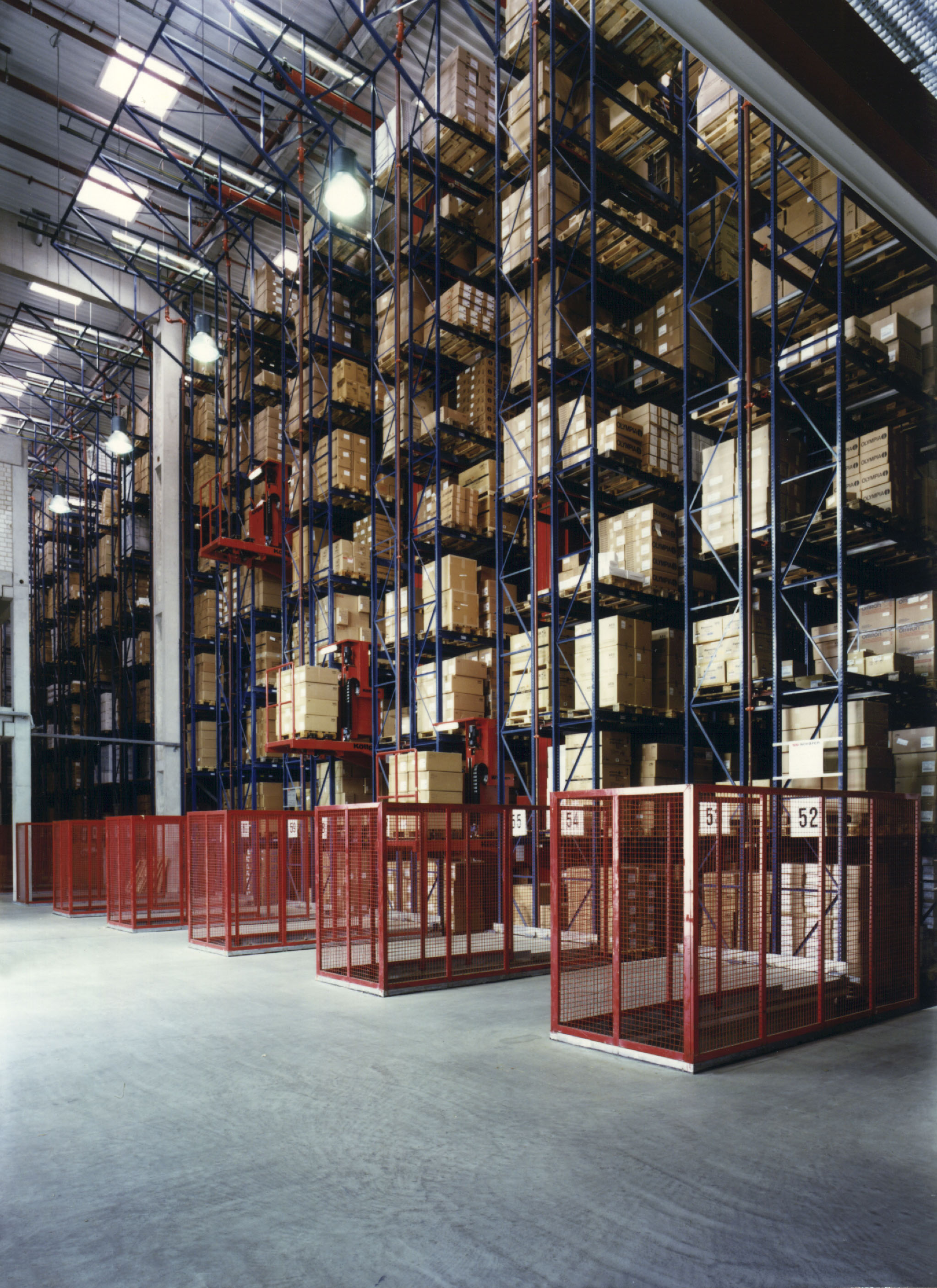 平面倉庫升級智能倉庫，是先改造貨架系統還是一步到位